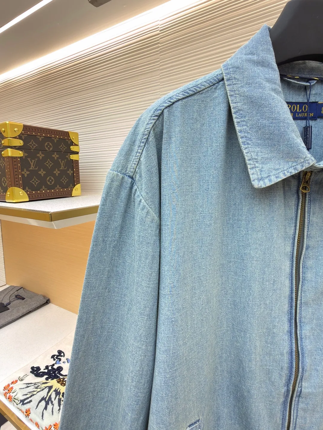 Ralph Lauren colorful embroidered denim jacket ●Original version: Purchased and developed for 2690 ●Item number: 1681834-B15 ●Material: cotton denim fabric ●Technology: embroidery production ●Color: blue ●Version: Fitted version ●Weight: about 460 grams ●Size: S-M-L-XL ●Description: Custom dyed cloud-like plain cotton denim Soft and silky Comfortable and skin-friendly Mist indigo A denim poem dyed with time The exquisite colorful pony logo on the left chest jumps into indigo, which is highly recognizable. It carries an atmosphere of freedom and vitality. It is a symphony of pure and smart colors. The neckline is neatly folded. The details that are stunning at a glance are critical. The classic is reconstructed with a neat silhouette. Even walking is designed to be easy. Imported machine embroidery technology is used. Advanced computer control systems and precision mechanical components are used to realize colorful pony embroidery operations. High precision. The lines are smooth and delicate. The template machine opens the bag. The preset template guides the position, shape and size of the bag opening. The accuracy ensures the quality of the bag opening effect. The hem is made at one time using a three-needle waist-drawing machine. The elastic band and the fabric are sewn together in the same process using the special needle position and feeding mechanism of the machine. The three-needle design is stronger and can evenly distribute pressure. Make sure the elastic band is closely attached to the fabric, use the washing and frying process, give priority to the special desizing agent, and then soak the fabric in it to evenly receive the sizing. After desizing, finally rinse it. The workmanship is extremely complicated and the loss is high. The overall wiring is straight and delicate, the fabric is comfortable and soft, and the color is consistent without color difference. It can be matched with the same style to create a fashionable look and control various occasions. Customized accessories, complete with three standards, same style for men and women!